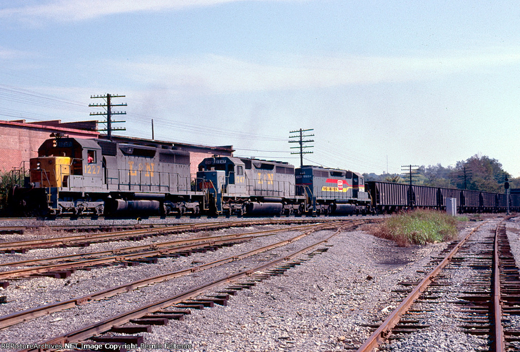 Louisville & Nashville SD40 #1227 with a northbound empty hopper train 